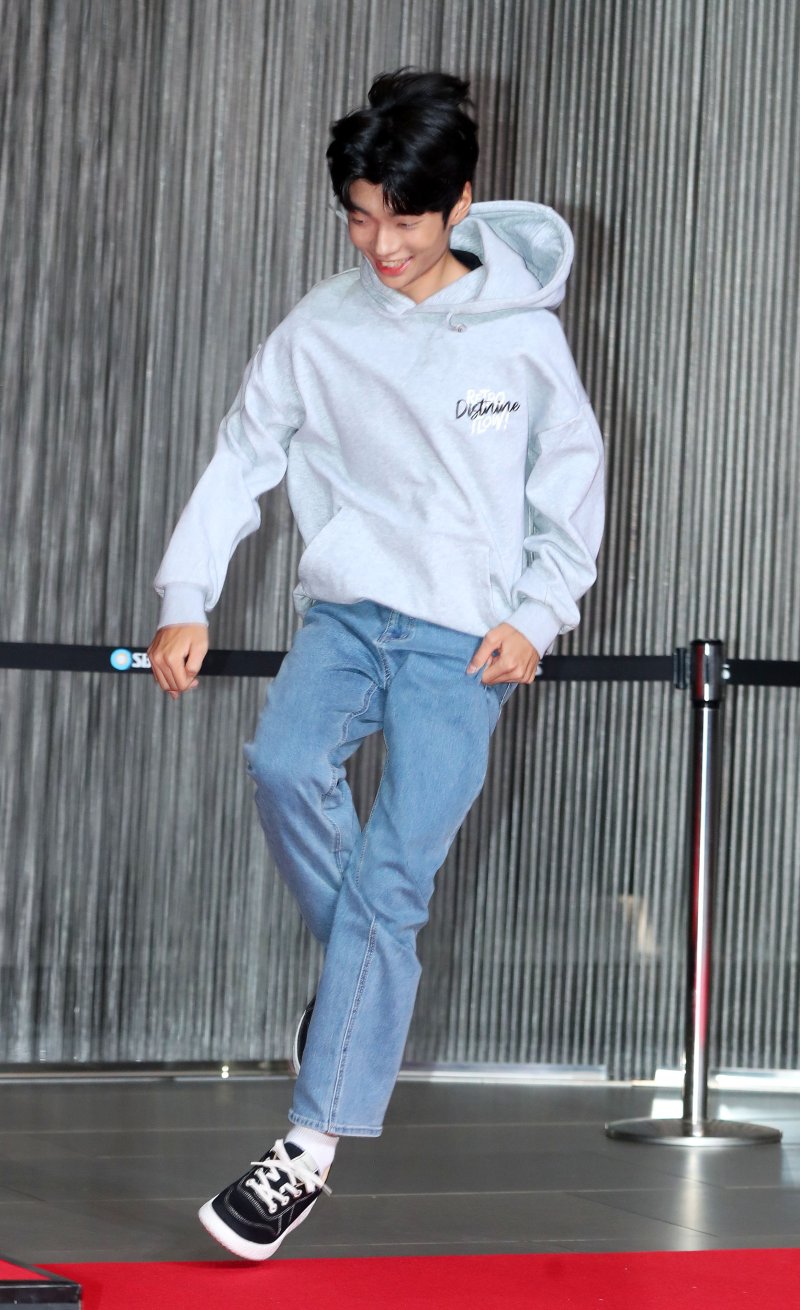 슬릭백의 주인공 이효철이 30일 오후 서울 마포구 상암동 프리즘타워에서 열린 2023 SBS 연예대상 시상식에서 레드카펫을 밟고 있다. 뉴시스