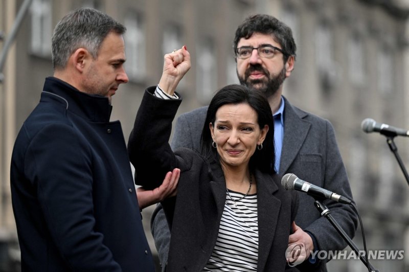 연단에 오른 마리니카 테픽 대표 Serbian opposition leader Marinika Tepic (C), who was on hunger strike for 13 days appears on the stage, flanked by her opposition colleagues Miroslav Aleksic (L) and Radomir Lazovic (R), as several thousands of people attend a rally of "ProGlas", a Serbian pro-democracy movement, 