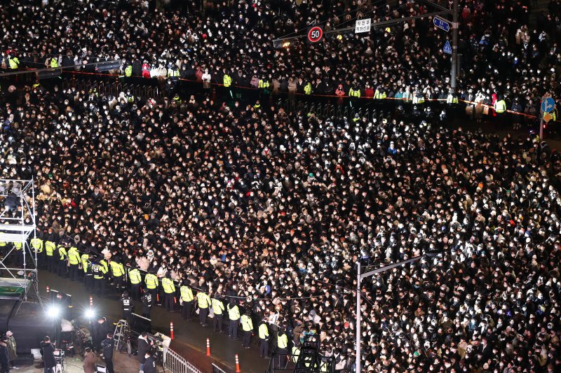 지난해 12월31일 오후 서울 종로구 보신각 앞에 열린 2022년 제야의 종 타종행사를 보기 위해 모인 시민들로 가득한 모습. 뉴시스