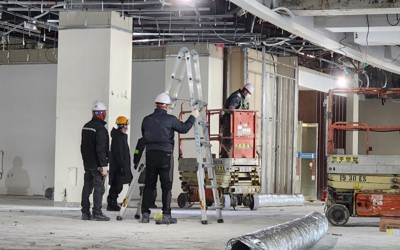 [영주=뉴시스] 김진호 기자 = 15년여 동안 방치돼 흉물스럽던 소백산영주스파리조트 실내 워터파크가 깨끗한 모습으로 보수되고 있다. 2023.12.29 kjh9326@newsis.com