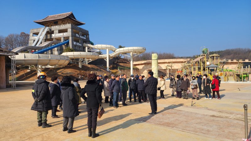 [영주=뉴시스] 김진호 기자 = 경북 영주시 통장 및 시민들이 29일 소백산영주스파리조트 실외 워터파크 보수공사 현장을 둘러보고 있다. 2023.12.29 kjh9326@newsis.com