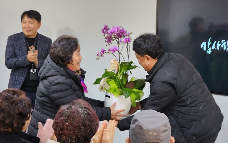 [영주=뉴시스] 김진호 기자 = 소백산영주스파리조트 보수공사 현황 주민설명회에서 김매화(여·70·영주시 휴천2동 통장)씨가 "워터파크를 조속히 개장해 지역경제 활성화에 기여해 달라"며 김병구 소백산영주스파리조트 전무에게 화분을 전달하고 있다. 2023.12.29 kjh9326@newsis.com