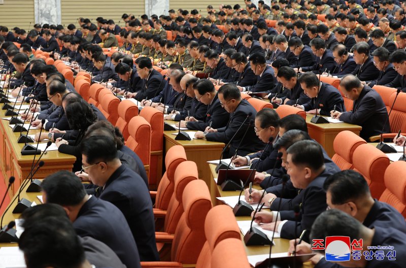 김정은 대놓고 한반도 핵위협..한미 정치적 불확실성 틈 노려