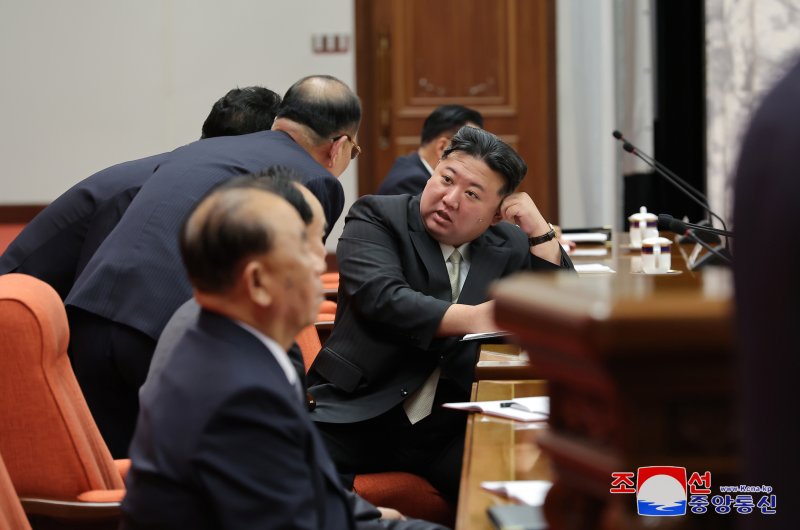 북한은 지난 26일부터 개최되었던 연말 전원회의가 30일 결속됐다고 조선중앙통신이 31일 보도했다.<div id='ad_body3' class='mbad_bottom' ></div> 사진=조선중앙통신