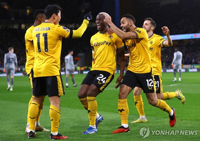 골세리머니를 펼치는 울버햄프턴 선수들 Soccer Football - Premier League - Wolverhampton Wanderers v Everton - Molineux Stadium, Wolverhampton, Britain - December 30, 2023 Wolverhampton Wanderers' Matheus Cunha celebrates scoring their second goal with Hwang Hee-chan and Toti