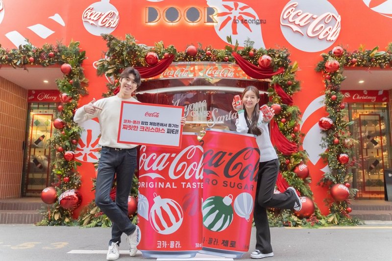 [서울=뉴시스] 코카콜라 도어투성수 팝업. (사진=한국 코카콜라 제공)