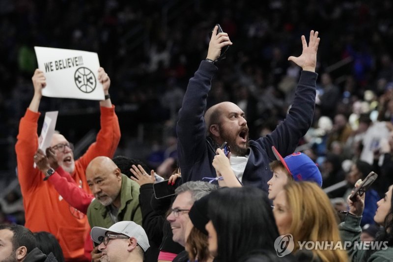 연패 탈출에 기뻐하는 디트로이트 팬들 Detroit Pistons fans cheer during the closing minutes of the second half of an NBA basketball game against the Toronto Raptors, Saturday, Dec. 30, 2023, in Detroit. The Pistons snapped their 28th-game losing streak and won 129-127. (AP Photo/Carlos Osorio)