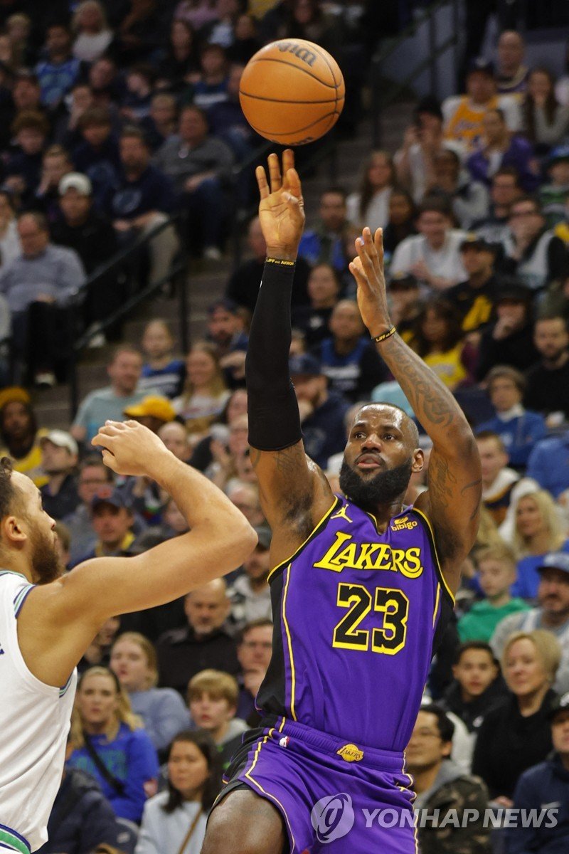 31일 미네소타 전에서 슛을 던지는 제임스. Dec 30, 2023; Minneapolis, Minnesota, USA; Los Angeles Lakers forward LeBron James (23) shoots against the Minnesota Timberwolves in the first quarter at Target Center. Mandatory Credit: Bruce Kluckhohn-USA TODAY Sports