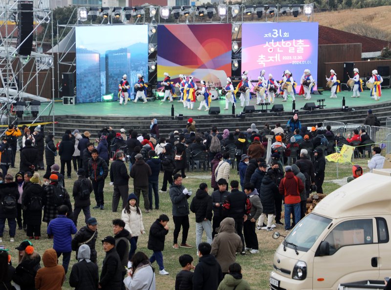 31일 오후 제주 서귀포시 성산읍 성산일출봉 일대에서 성산읍 14개 마을 주민들이 참여하는 '성산일출 희망 퍼레이드'가 펼쳐지고 있다.2023.12.31./뉴스1 ⓒ News1 오미란 기자