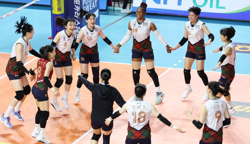 31일 인천 삼산월드체육관에서 열린 여자프로배구 '2023-2024 도드람 V리그' 흥국생명과 현대건설의 경기에서 세트 스코어 3대0로 승리를 거둔 현대건설 선수들이 기뻐하고 있다. 2023.12.31/뉴스1 ⓒ News1 허경 기자