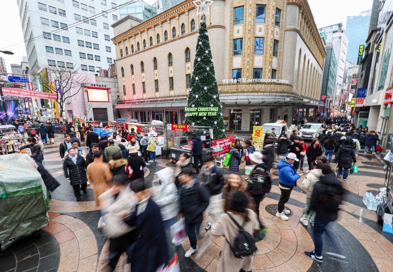 연말연시 북적이는 명동. 2023년의 마지막 날인 12월 31일 오후 시민들이 서울 중구 명동 거리에서 연말연시를 즐기고 있다. 연합뉴스
