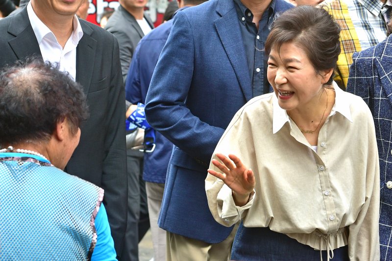 박근혜 전 대통령이 2023년 9월 25일 퇴임 이후 처음으로 대구 달성군 현풍시장을 찾아 시민들과 인사 나누고 있다. 뉴스1