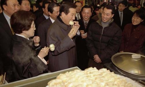 김대중 전 대통령이 지난 2002년 2월 8일 서울 중랑구 우림시장을 찾아 길거리에 서서 음식을 먹고 있다. 문화체육관광부 제공