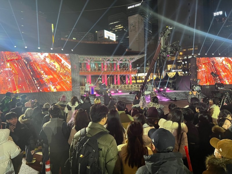 "평범한 사람들이 만드는 기적"…새해 맞이로 모처럼 서울 도심에 활기
