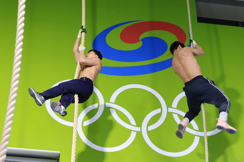 진천국가대표선수촌에서 열린 신년 훈련공개 행사에서 유도 국가대표 선수들이 밧줄을 오르며 훈련하고 있다.연합뉴스