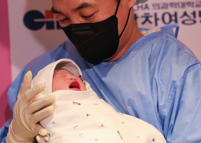 2024년 갑진년(甲辰年) 새해 첫 날인 1일 새벽 서울 강남구 차여성병원에서 산모 임아연(38세)씨와 이주홍(44세)씨 사이에서 태어난 남아 아홍(태명)이가 아빠 품에 안기고 있다. 2024.1.1/뉴스1 ⓒ News1 허경 기자