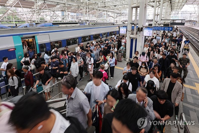 19년 만에 10억명 돌파한 KTX 이용객 19년 만에 10억명 돌파한 KTX 이용객 (서울=연합뉴스) 신현우 기자 = 30일 오후 서울역에서 하차한 승객들이 이동하고 있다. 이날 한국철도공사(코레일)는 2004년 4월 1일 첫 운행을 시작한 KTX가 오는 31일 누적 이용객 10억명을 돌파한다고 밝혔다. 이는 5천만 국민이 한 사람당 20번씩 KTX를 탄 셈으로, 2015년 누적 이용객 5억명을 돌파한 지 약 8년 만의 기록이다. 2023.8.30 nowwego@yna.co.kr (끝)