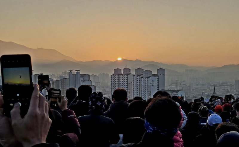 "갑진년도 값지게" 취업·사랑·건강 소망 안고 힘찬 해맞이