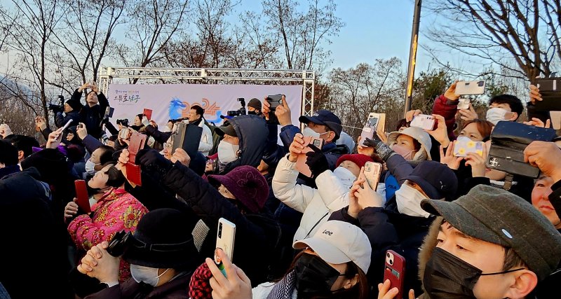 새해 첫 날인 1일 오전 광주 남구 월산근린공원을 찾은 시민들이 새해 첫 일출을 바라보고 있다. 2024.1.1/뉴스1 ⓒ News1 이수민 기자