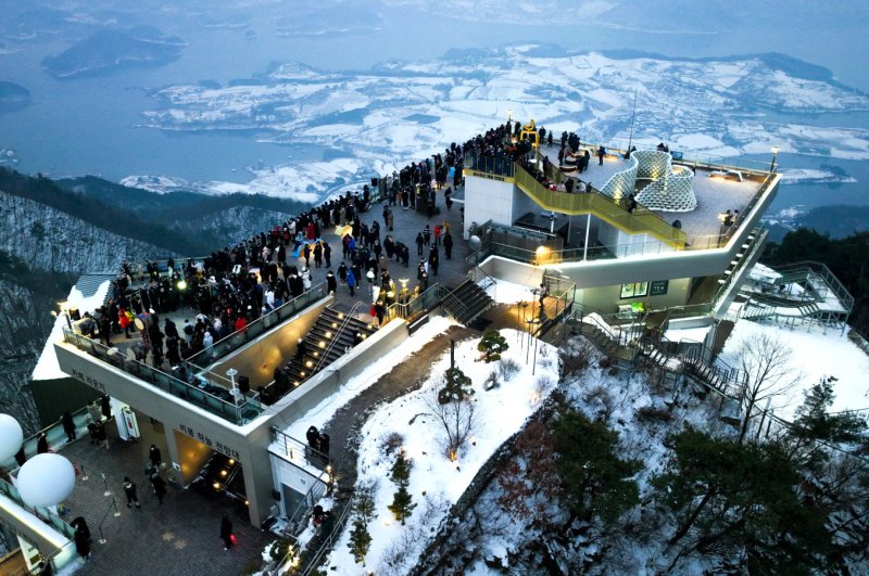 제천의 대표적인 관광자원인 청풍호반케이블카 전경.(제천시 제공).2024.01.01/뉴스1