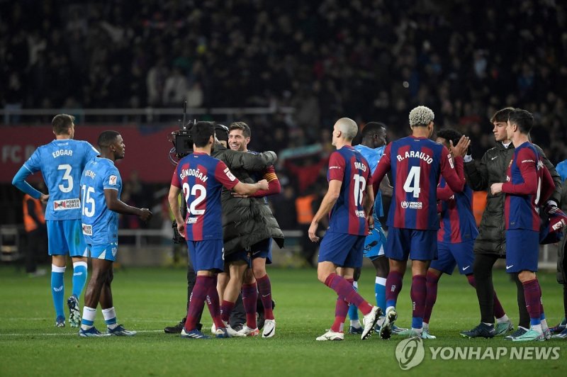 바르셀로나 선수단 Players react at the end of during the Spanish league football match between FC Barcelona and UD Almeria at the Estadi Olimpic Lluis Companys in Barcelona on December 20, 2023. (Photo by Josep LAGO / AFP)