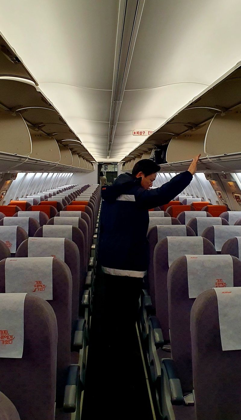 김이배 제주항공 대표이사가 1일 인천국제공항에서 새해 첫 운항편 기내 점검을 하고 있다. 제주항공 제공