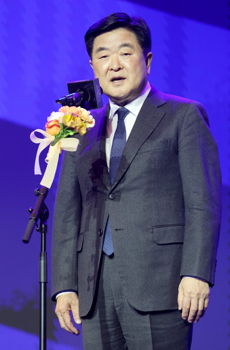 [서울=뉴시스] 김진아 기자 = 4일 서울 송파구 롯데호텔 월드에서 열린 2023 하나원큐 K리그 대상 시상식에서 권오갑 한국프로축구연맹 총재가 환영사를 하고 있다. 2023.12.04. bluesoda@newsis.com