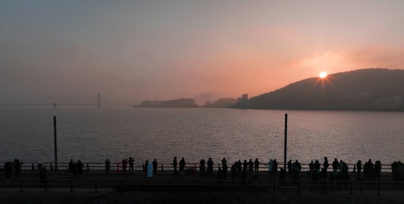 1일 논산 탑정호에서 새해 맞이 행사가 진행됐다. 많은 시민들이 모여 건강과 행복을 기원했다. 2024. 01. 01 논산시 *재판매 및 DB 금지