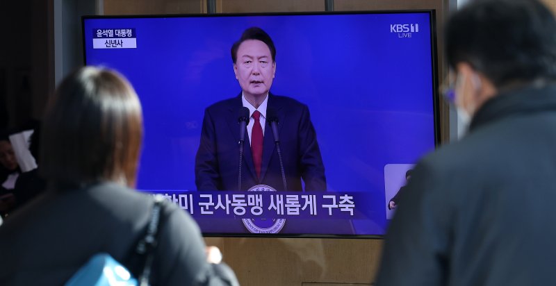 새해 첫날인 1일 오전 서울역 대합실에서 시민들이 윤석열 대통령의 2024년 신년사 발표 생중계를 지켜보고 있다. /사진=뉴스1화상
