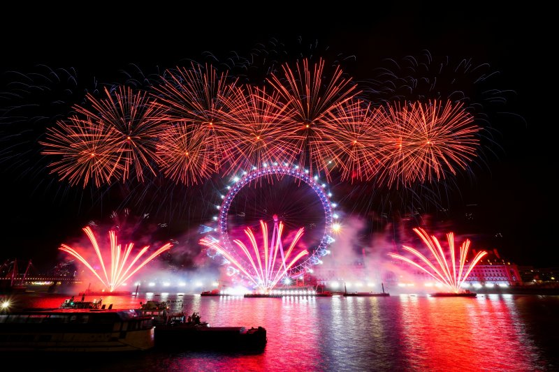 1일(현지시간) 영국 런던에서 2024년 새해를 기념하는 불꽃놀이 행사가 열렸다. 관광 명소인 대관람차 '런던 아이'를 배경으로 화려한 불꽃이 밤하늘을 장식하고 있다. ⓒ 로이터=뉴스1 ⓒ News1 이유진 기자