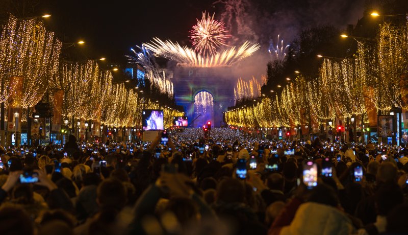 2024년 갑진년(甲辰年) 새해 첫날인 1일 오전(현지시간) 프랑스 파리 개선문에서 새해를 알리는 카운트다운과 함께 불꽃놀이가 펼쳐지고 있다. 2024.1.1/뉴스1 ⓒ News1 이준성 기자
