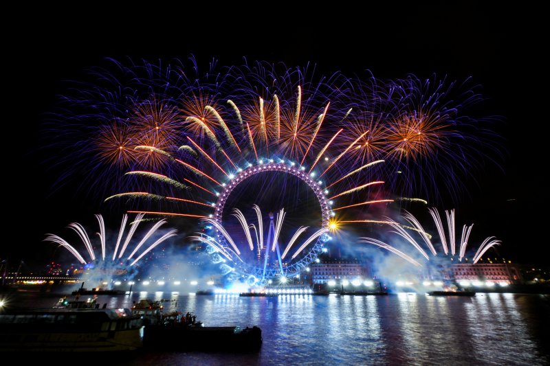 1일(현지시간) 영국 런던에서 2024년 새해를 기념하는 불꽃놀이 행사가 열렸다. 관광 명소인 대관람차 '런던 아이'를 배경으로 화려한 불꽃이 수를 놓고 있다. ⓒ 로이터=뉴스1 ⓒ News1 이유진 기자