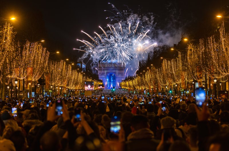 2024년 갑진년(甲辰年) 새해 첫날인 1일 오전(현지시간) 프랑스 파리 개선문에서 새해를 알리는 카운트다운과 함께 불꽃놀이가 펼쳐지고 있다. 2024.1.1/뉴스1 ⓒ News1 이준성 기자