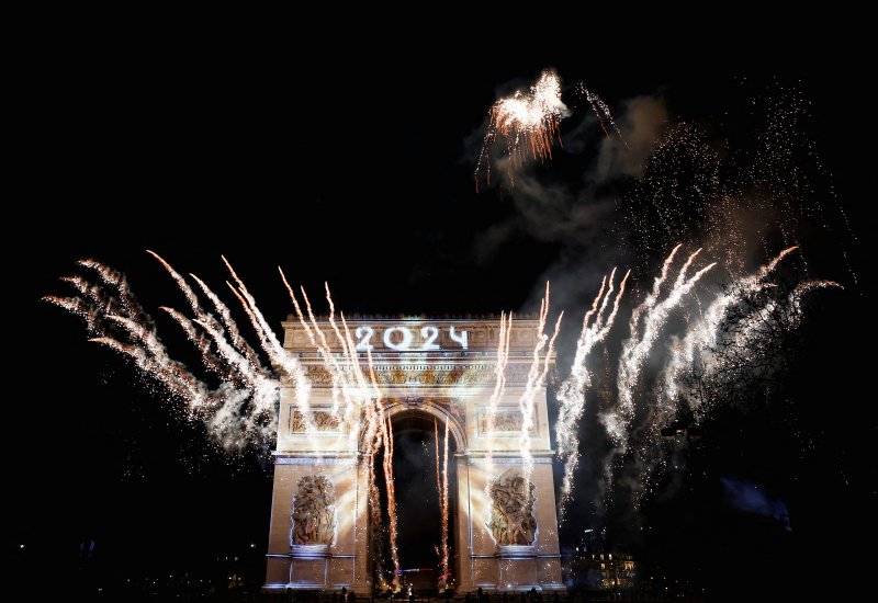 2024년 새해 첫날인 1일 오전(현지시간) 프랑스 파리 개선문에서 새해를 알리는 카운트다운과 함께 화려한 불꽃놀이가 펼쳐지고 있다. ⓒ 로이터=뉴스1 ⓒ News1 이유진 기자