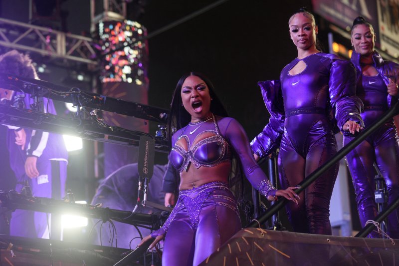 지난달 31일(현지시간) 2024년 새해를 앞두고 미국 뉴욕 타임스퀘어에서 신년맞이 행사가 진행되고 있다. ⓒ 로이터=뉴스1 ⓒ News1 이유진 기자