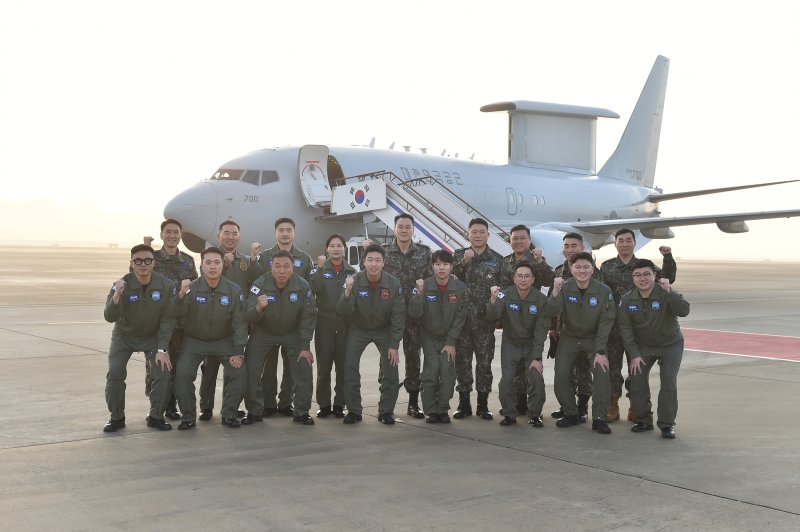 김명수 합참의장이 갑진년 새해 첫 날인 1일 항공통제기(E-737) 앞에서 임무요원들과 기념촬영을 하고 있다. 사진=합동참모본부 제공