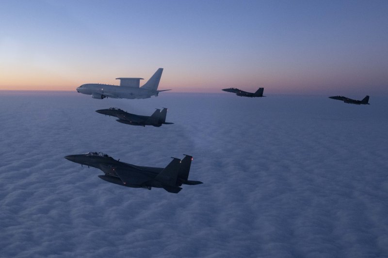 갑진년 새해 첫 날인 1일 김명수 합참의장이 탑승한 신년 지휘비행 공군 항공통제기(E-737)를 F-15K 전투기 편대가 엄호비행 하고있다. 사진=합동참모본부 제공