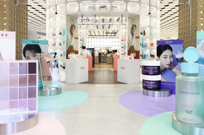 [서울=뉴시스]CJ올리브영(올리브영)은 바이오힐보·웨이크메이크·브링그린·필리밀리가 일본 최대 뷰티 편집숍 '앳코스메 도쿄(@cosme TOKYO)'에서 팝업 스토어를 운영한다고 21일 밝혔다.2023.12.21.(사진=CJ올리브영 제공)photo@newsis.com