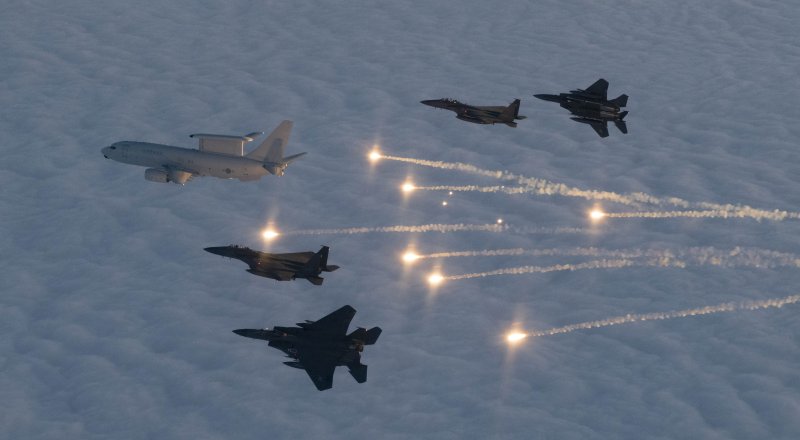 갑진년 새해 첫 날인 1일 김명수 합참의장이 탑승한 신년 지휘비행 공군 항공통제기(E-737)를 F-15K 전투기 편대가 엄호비행 하고 있는 가운데 플레어를 시험 발사하고 있다. 사진=합동참모본부 제공