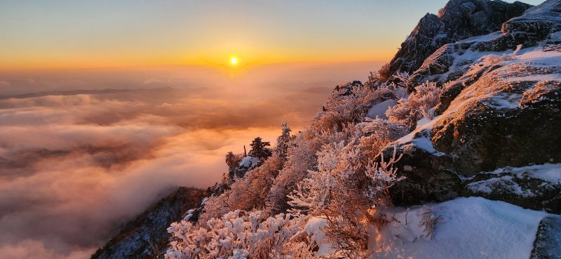 1일 오전 전남 구례군 토지면 지리산 노고단에서 새해 첫 해가 뜨고 있다. (지리산 국립공원 제공) 2024.1.1/뉴스1