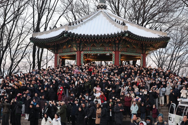 갑진년(甲辰年) 새해 첫날인 1일 오전 서울 남산에서 시민들이 일출을 바라보고 있다. 2024.1.1/뉴스1 ⓒ News1 신웅수 기자