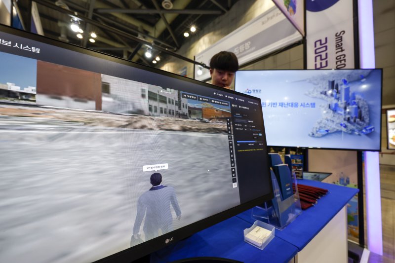지난해 11월 8일 경기 고양시 킨텍스에서 열린 2023 스마트 국토엑스포에서 디지털트윈 3D 기반 도시침수 분석 기술이 시연되고 있다. 뉴시스