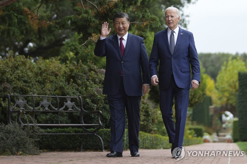 시진핑 중국 국가주석(왼쪽)이 지난해 11월 15일(현지시간) 미국 캘리포니아주 샌프란시스코 인근 우드사이드에서 조 바이든 미국 대통령과 산책하던 중 손을 흔들고 있다. 연합뉴스