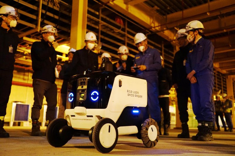 포스코와 LG전자가 지난해 11월 포스코 광양제철소 4열연공장 지하전기실에서 인공지능(AI) 자율주행로봇을 실증하고 있다. LG전자 제공