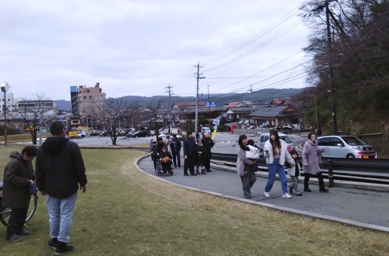 1일 일본 이시카와현 와지마에서 주민들이 여진과 쓰나미를 피해 더 안전한 곳으로 대피하고 있다. 이시카와현에서는 이날 규모 7.6의 강진이 발생했다. 2024.01.01/ ⓒ 로이터=뉴스1 ⓒ News1 권진영 기자