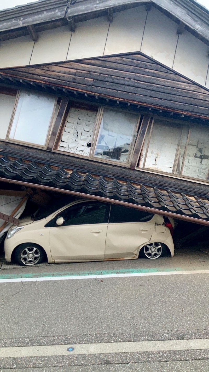 1일 일본 이시카와현 사카에서 강진의 여파로 붕괴한 집이 차량 위를 덮쳤다. 2024.01.01/ ⓒ 로이터=뉴스1 ⓒ News1 권진영 기자
