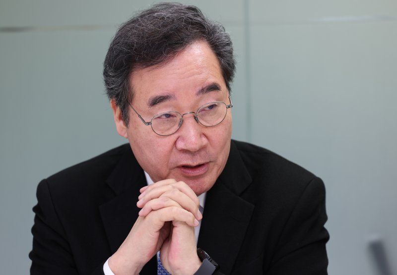 [서울=뉴시스] 김근수 기자 = 이낙연 전 더불어민주당 대표가 2일 서울 중구 뉴시스 본사에서 인터뷰를 하고 있다. 2024.01.02. ks@newsis.com