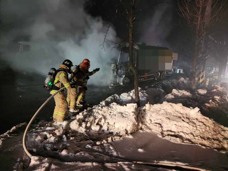 1일 오후 8시 41분쯤 강원 평창군 용평면 장평리의 한 가스충전소에서 발생한 폭발 화재 현장에서 소방 당국이 진화작업을 하고 있다. (강원도소방본부 제공) 2024.1.1/뉴스1 ⓒ News1 윤왕근 기자