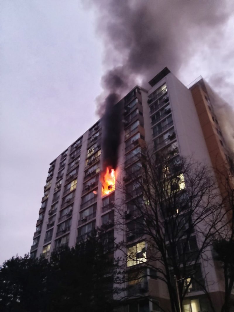 2일 오전 7시 15분께 경기도 군포시의 한 아파트에서 화재가 발생했다. 소방에 따르면 이날 군포시 산본동의 한 아파트 9층에서 발생한 불로 주민 1명이 크게 다쳐 병원으로 옮겨졌으나 결국 숨졌다. 경기소방본부 제공