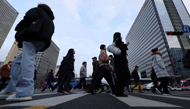 지난 1월2일 오전 서울 광화문네거리 인근에서 시민들이 갑진년(甲辰年) 새해 첫 출근길에 오르고 있다.뉴스1